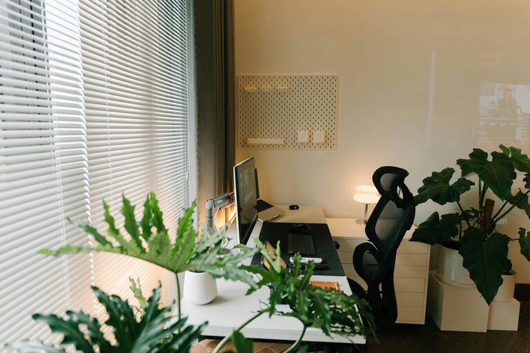 Cum să îți organizezi eficient spațiul de lucru pentru a crește productivitatea acasă